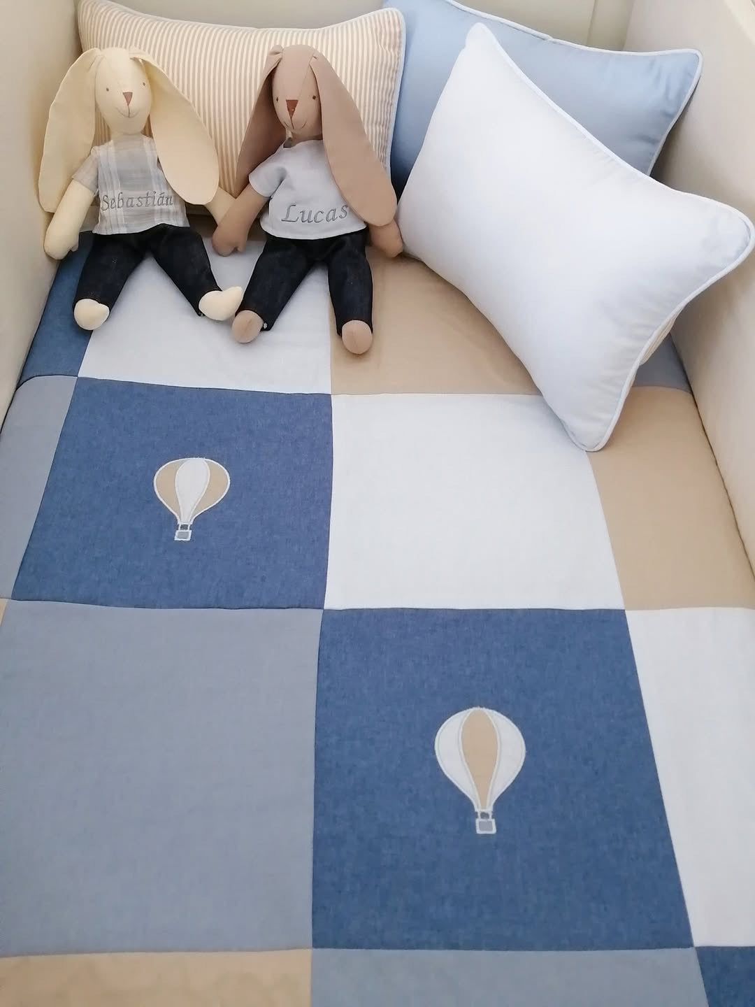 Cubrecama bordado - globos beige y azules