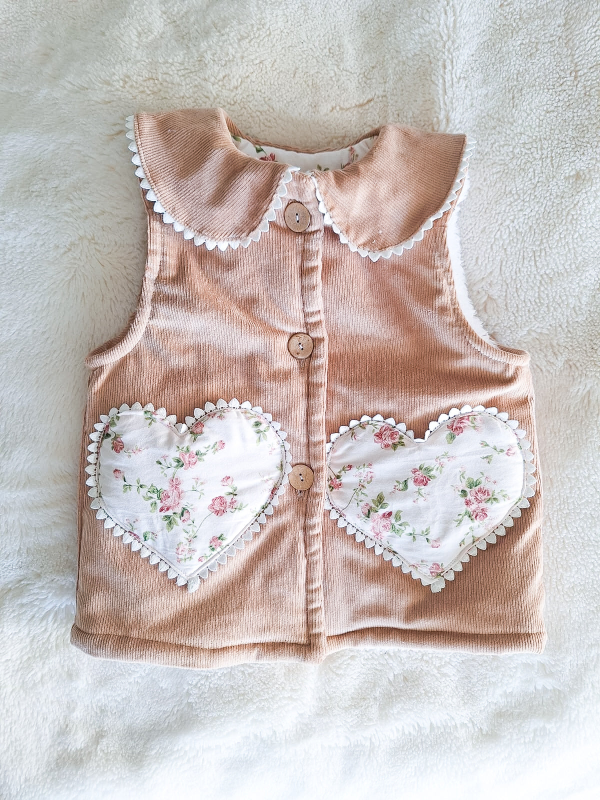 Chaquetón sin mangas forrado corderito - bolsillos corazones