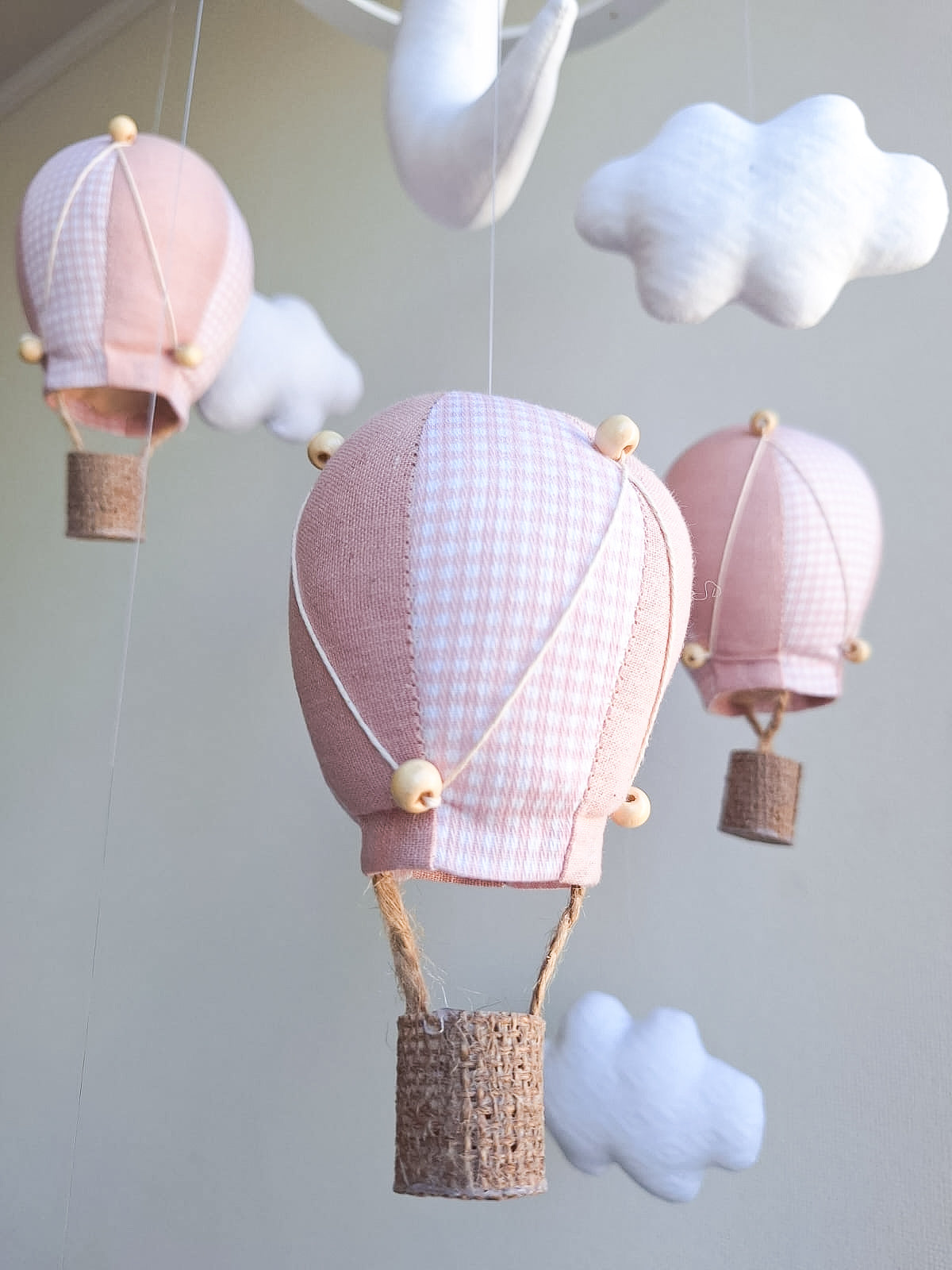 Móvil luna y estrellas - globos en rosa