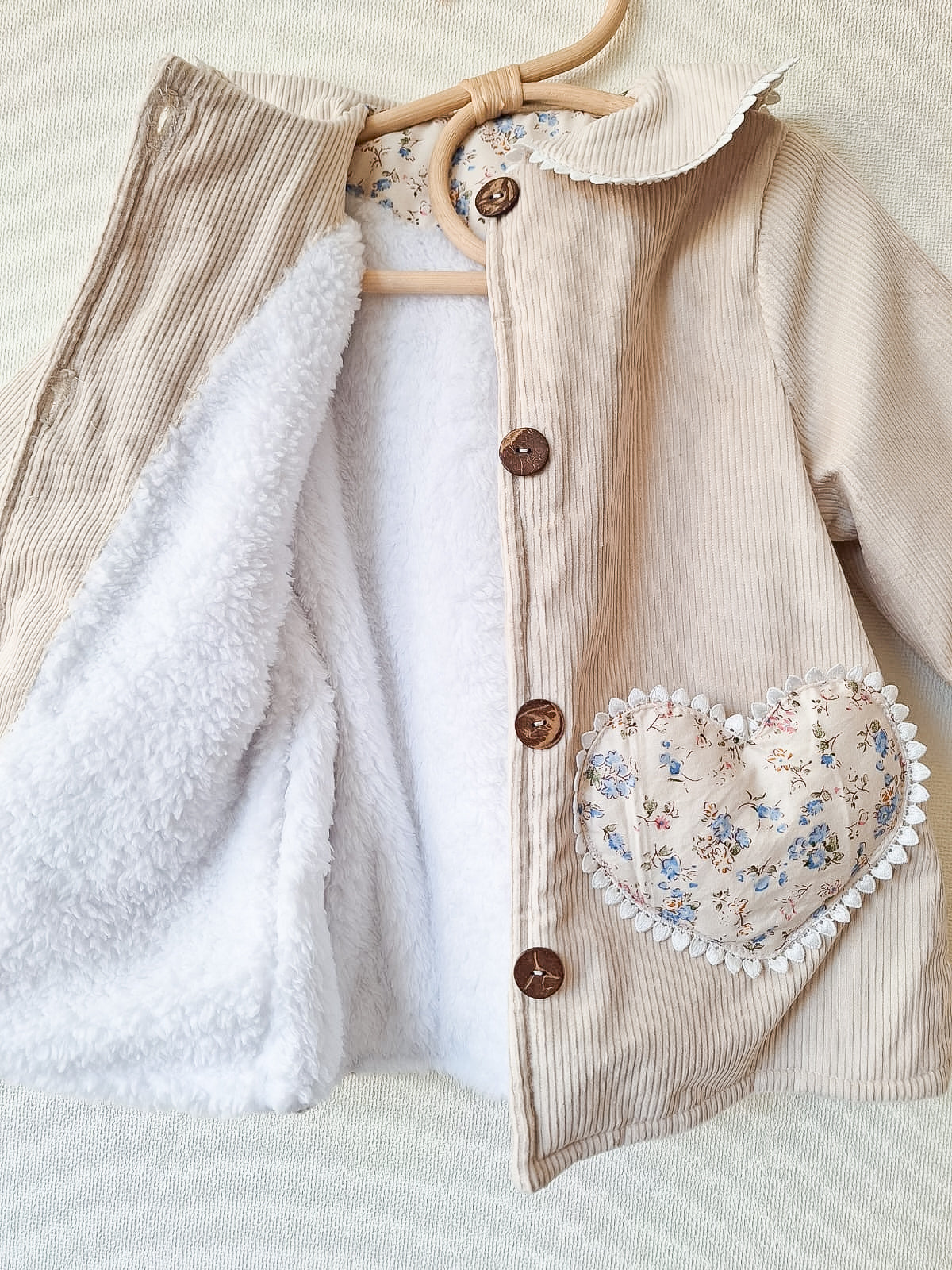 Chaquetón forrado corderito - bolsillos corazones