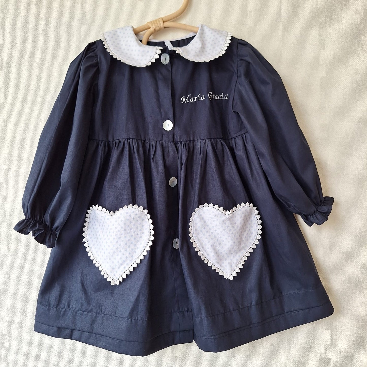 Delantal bolsillos corazón y bolillo - azul