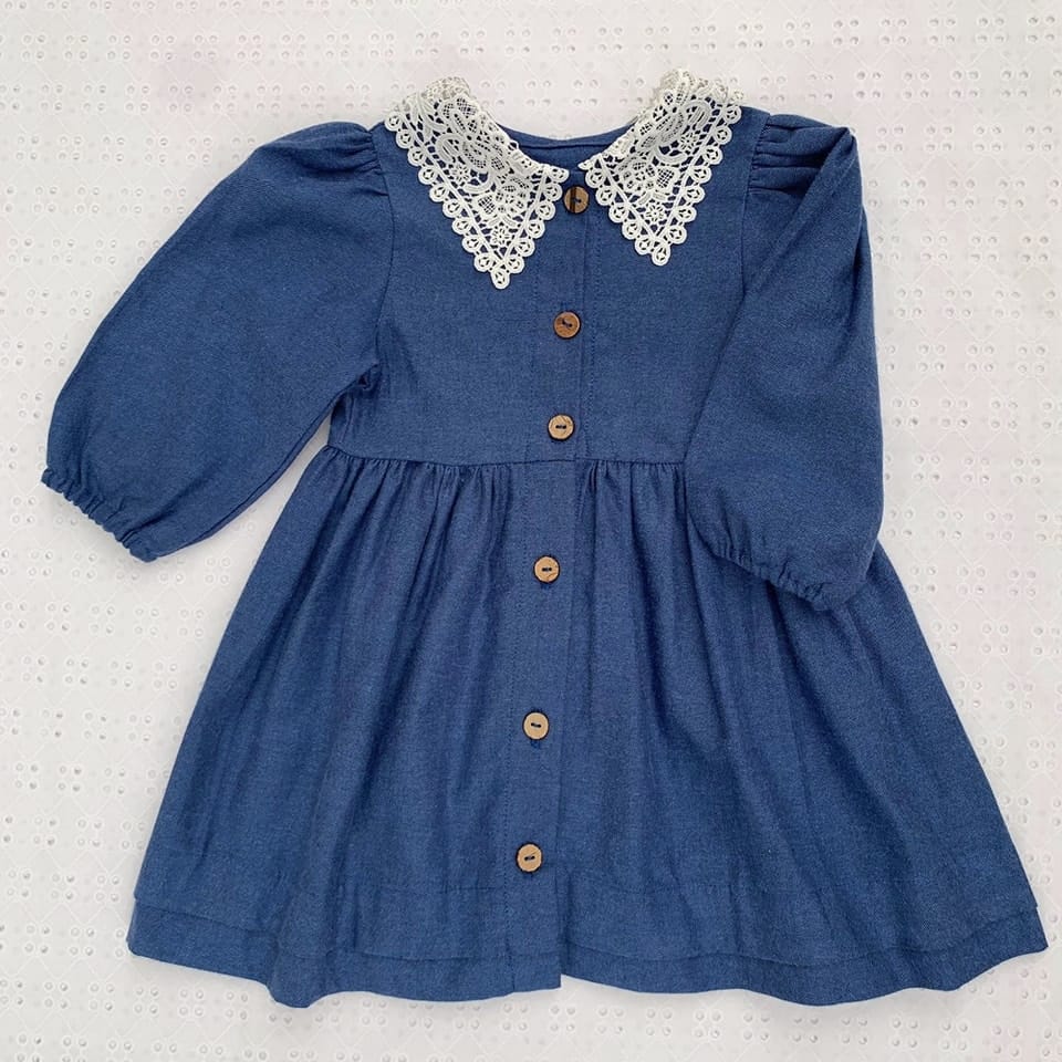 Delantal azul cuello broderie