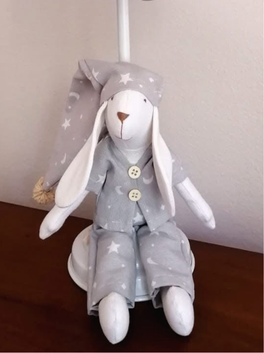 Muñeco para amarrar - Conejito con pijama gris