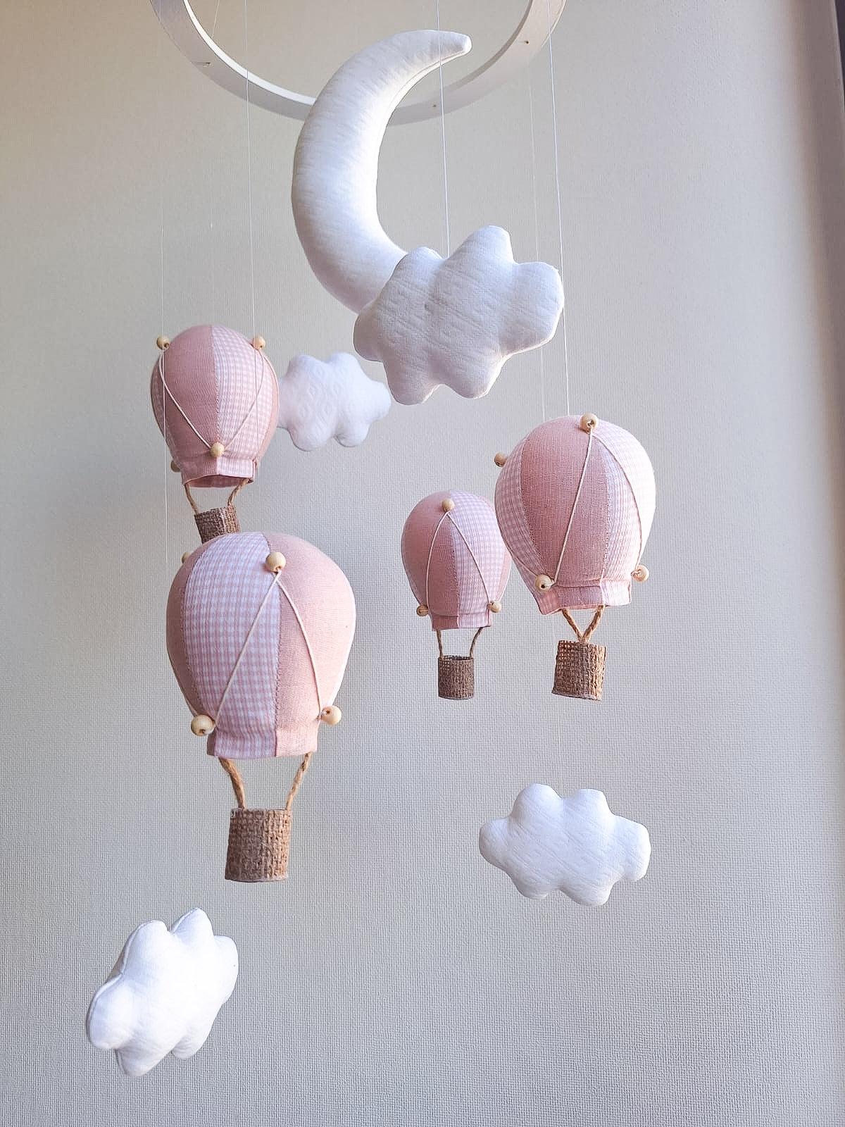 Móvil luna y estrellas - globos en rosa