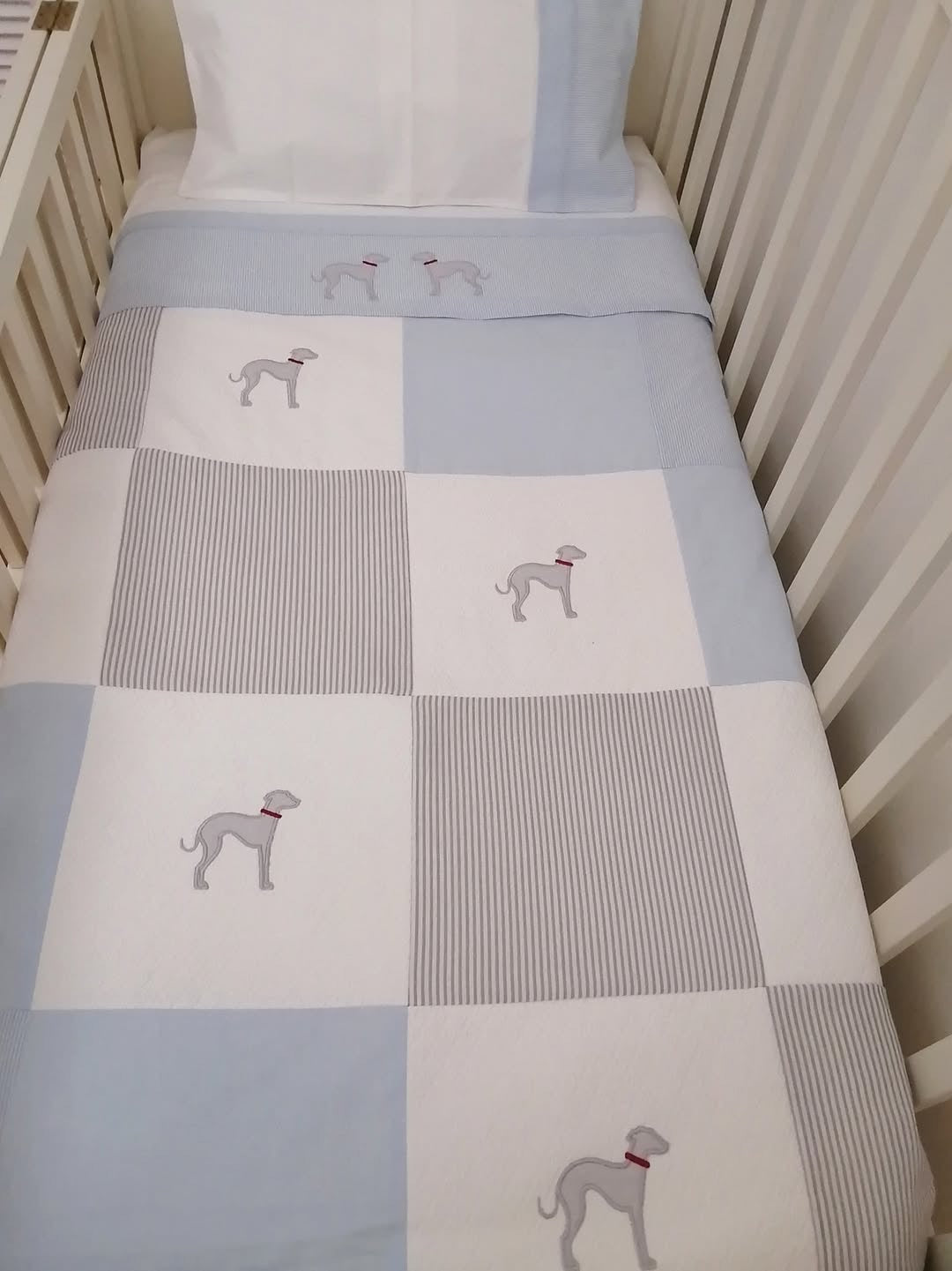 Cubrecama bordado - perrito