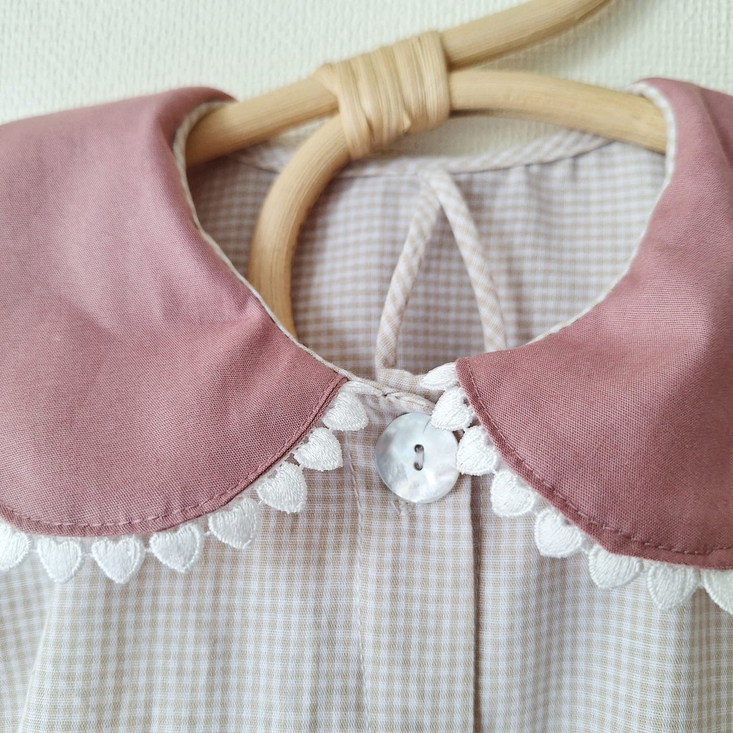 Delantal bolsillos corazón y bolillo - Vichy beige y rosa