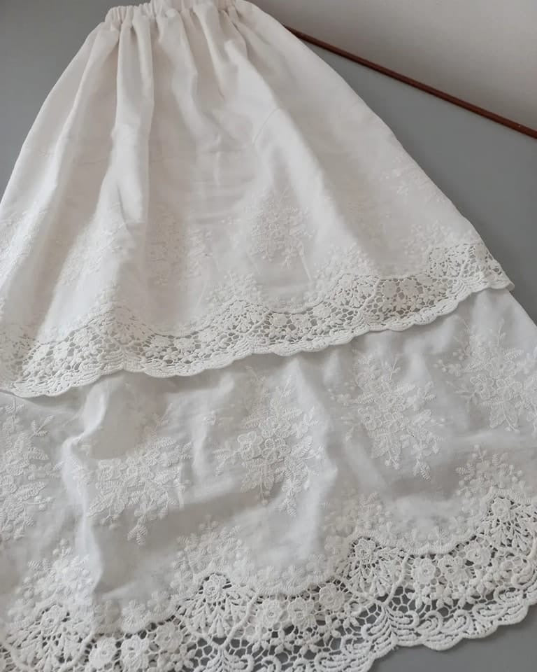 Faldón broderie
