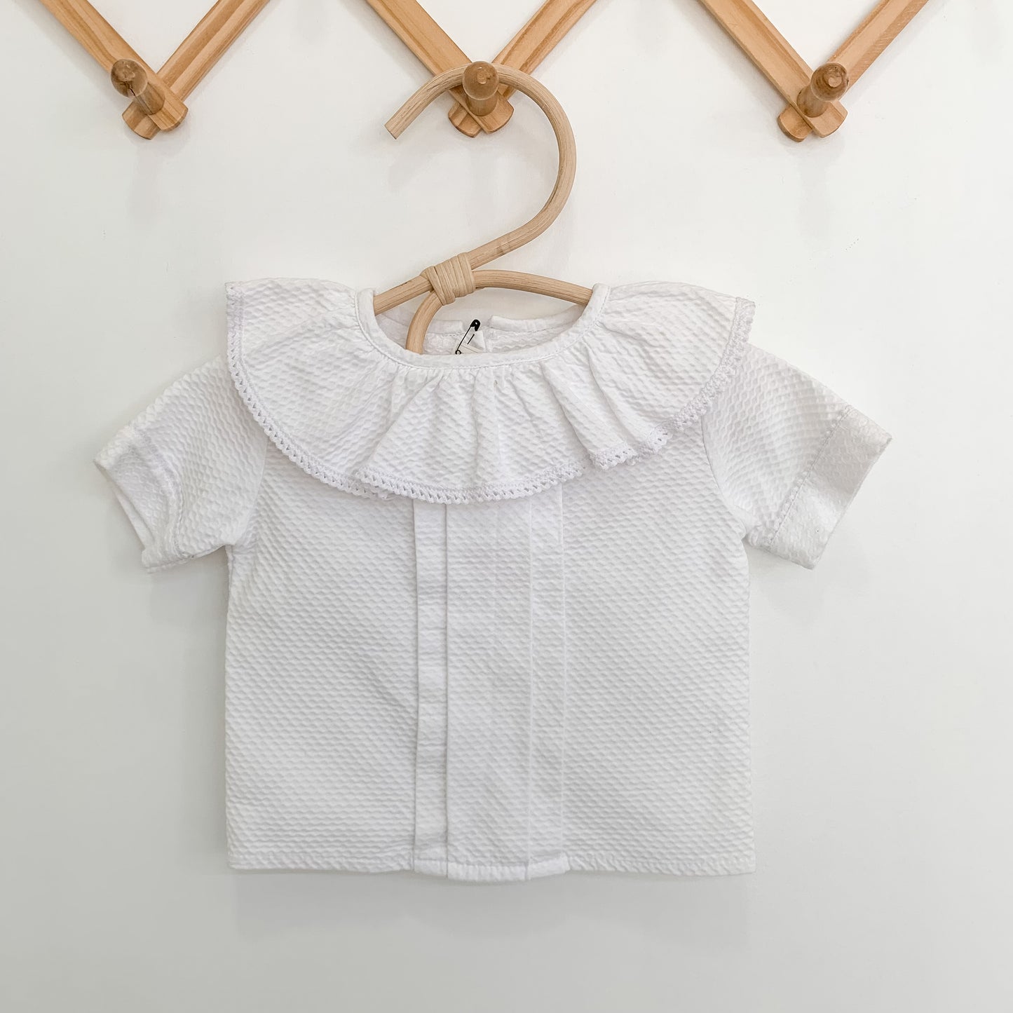 Polera piqué blanco con alforzas
