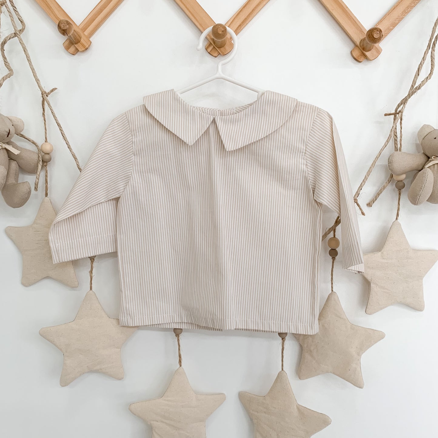 Camisa en rayita beige