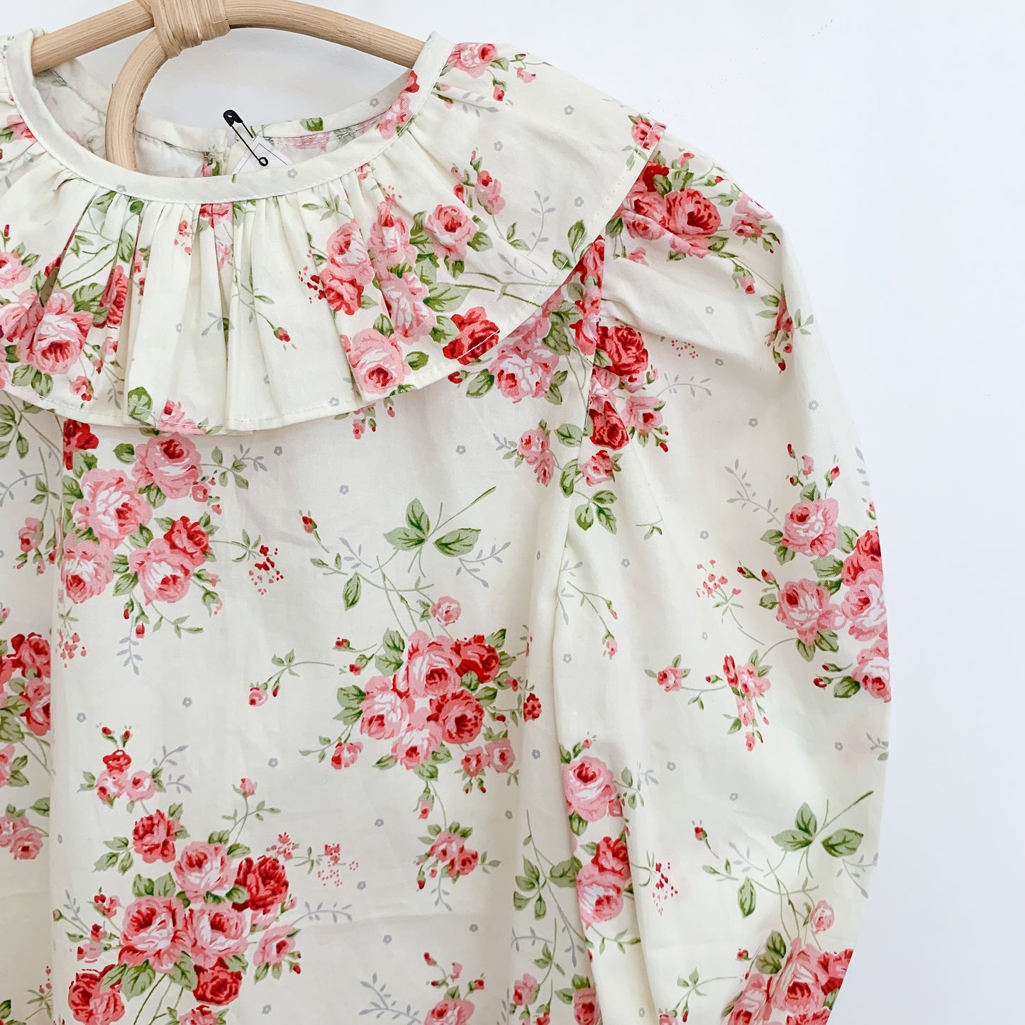 Blusa cruda con rosas
