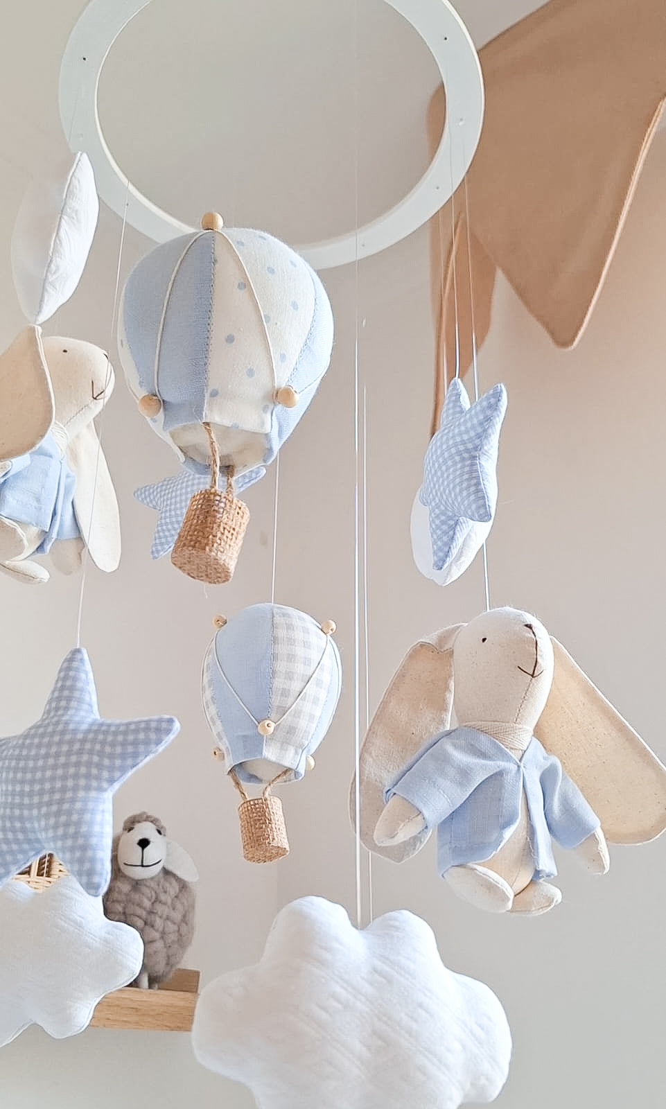 Móvil conejitos y globos - celeste