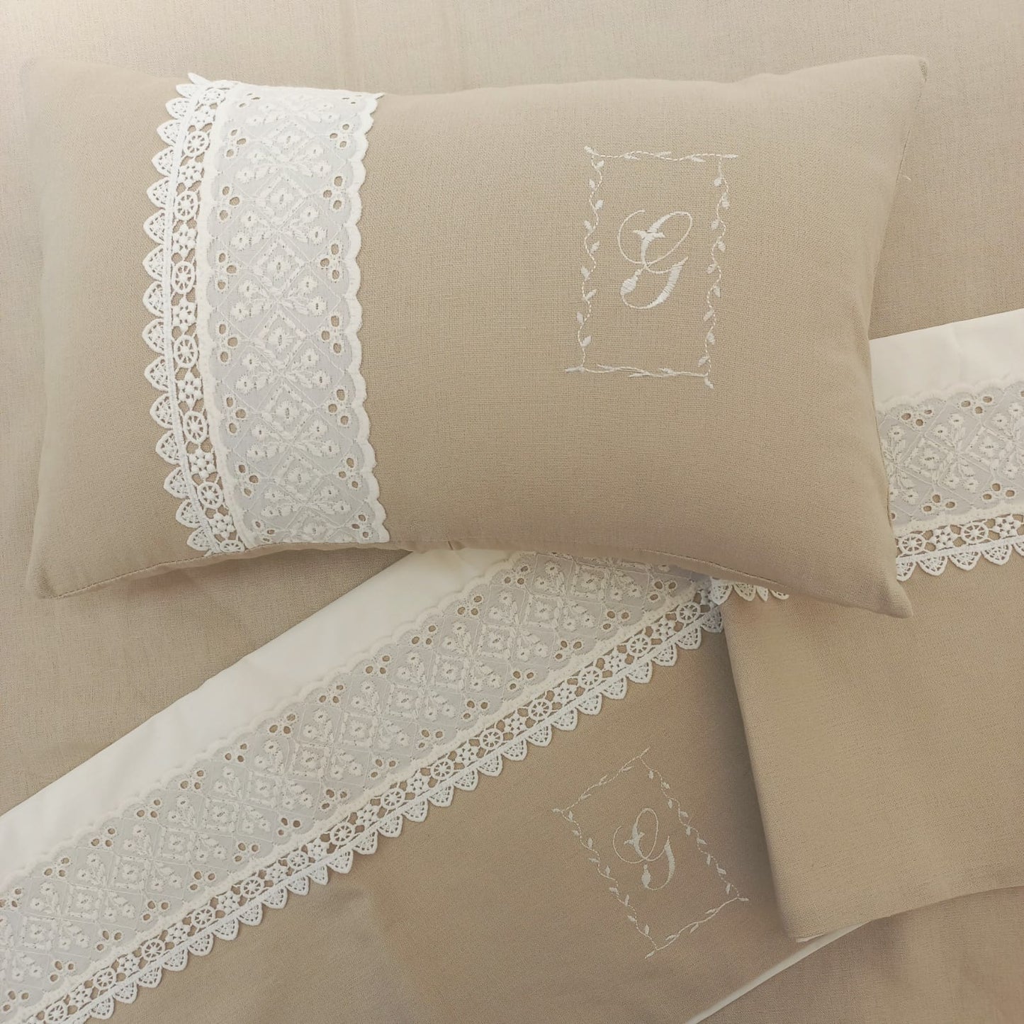 Cojín rectángulo con broderie e inicial - lino