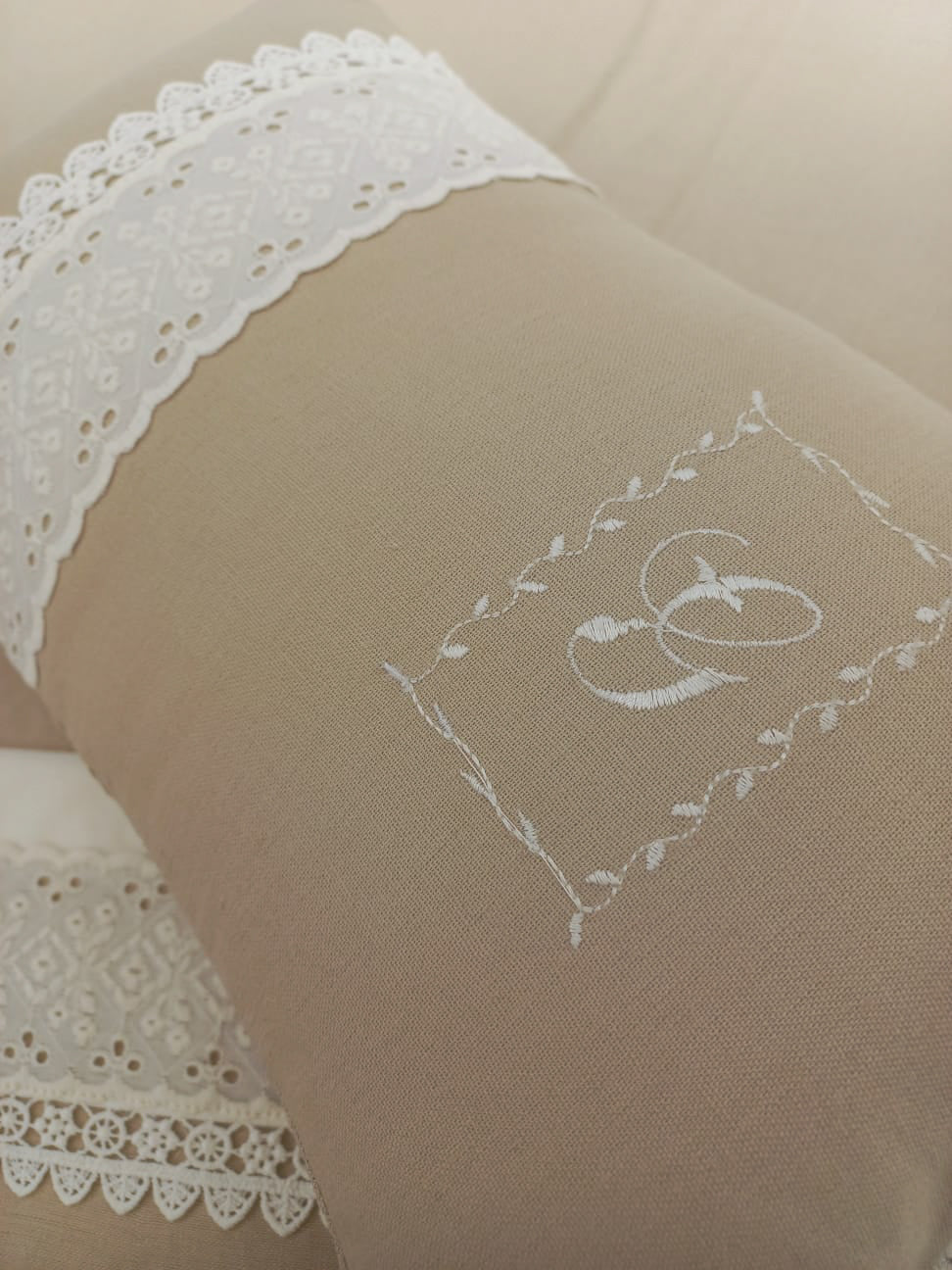 Cojín rectángulo con broderie e inicial - lino