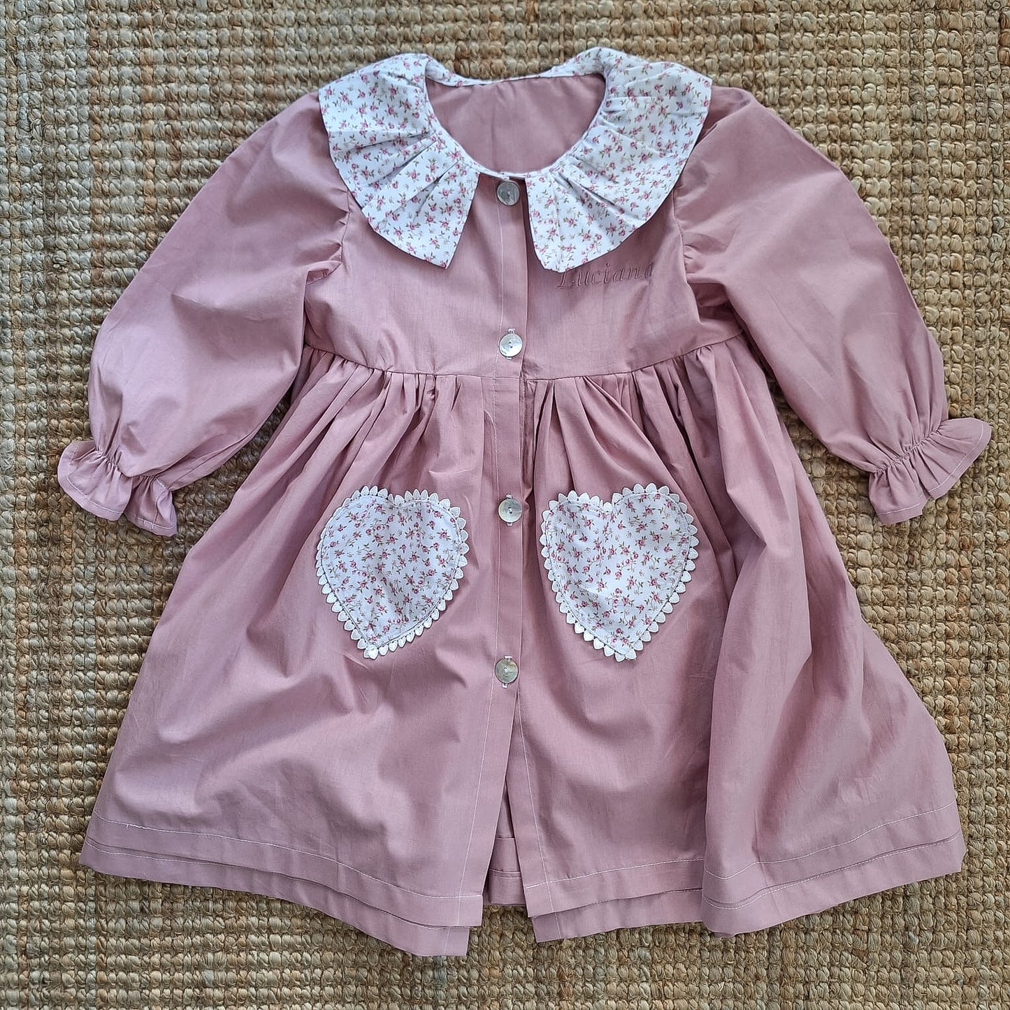 Delantal bolsillos corazón y cuello payaso - Rosa y florcita fucsia