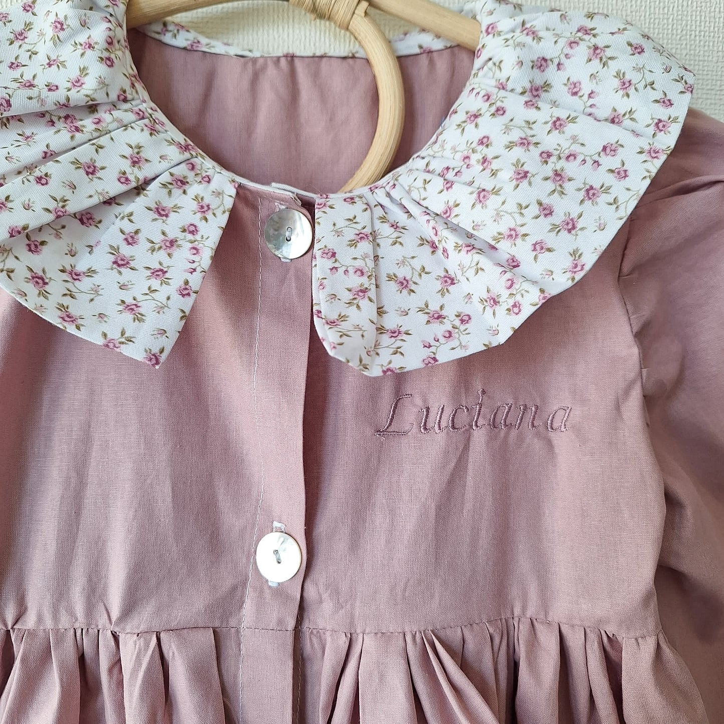 Delantal bolsillos corazón y cuello payaso - Rosa y florcita fucsia