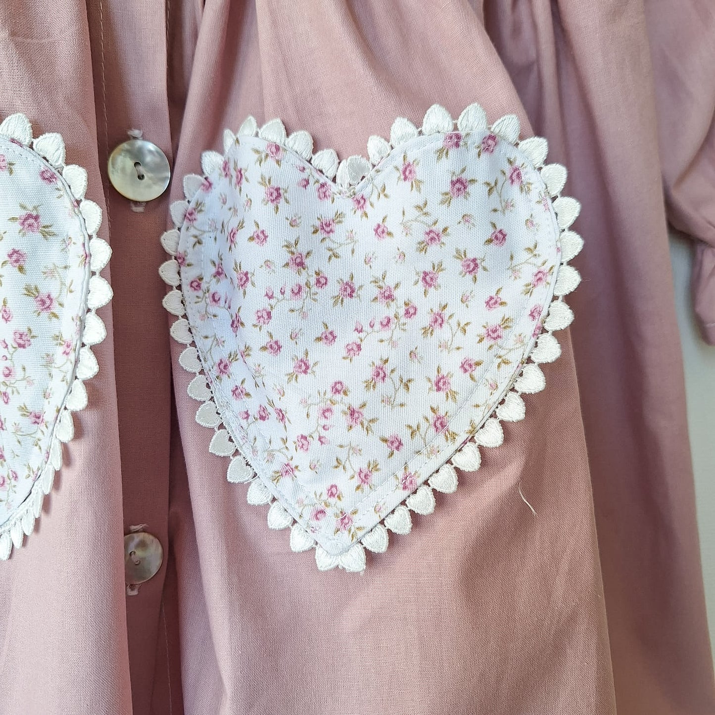Delantal bolsillos corazón y cuello payaso - Rosa y florcita fucsia