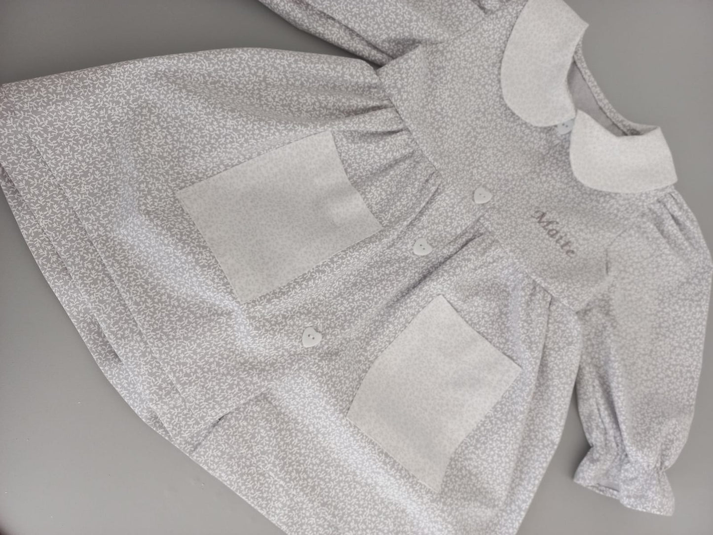 Delantal hojitas blancas sobre gris & hojitas gris sobre blanco