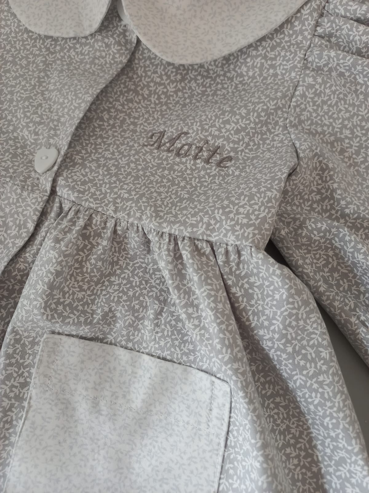 Delantal hojitas blancas sobre gris & hojitas gris sobre blanco