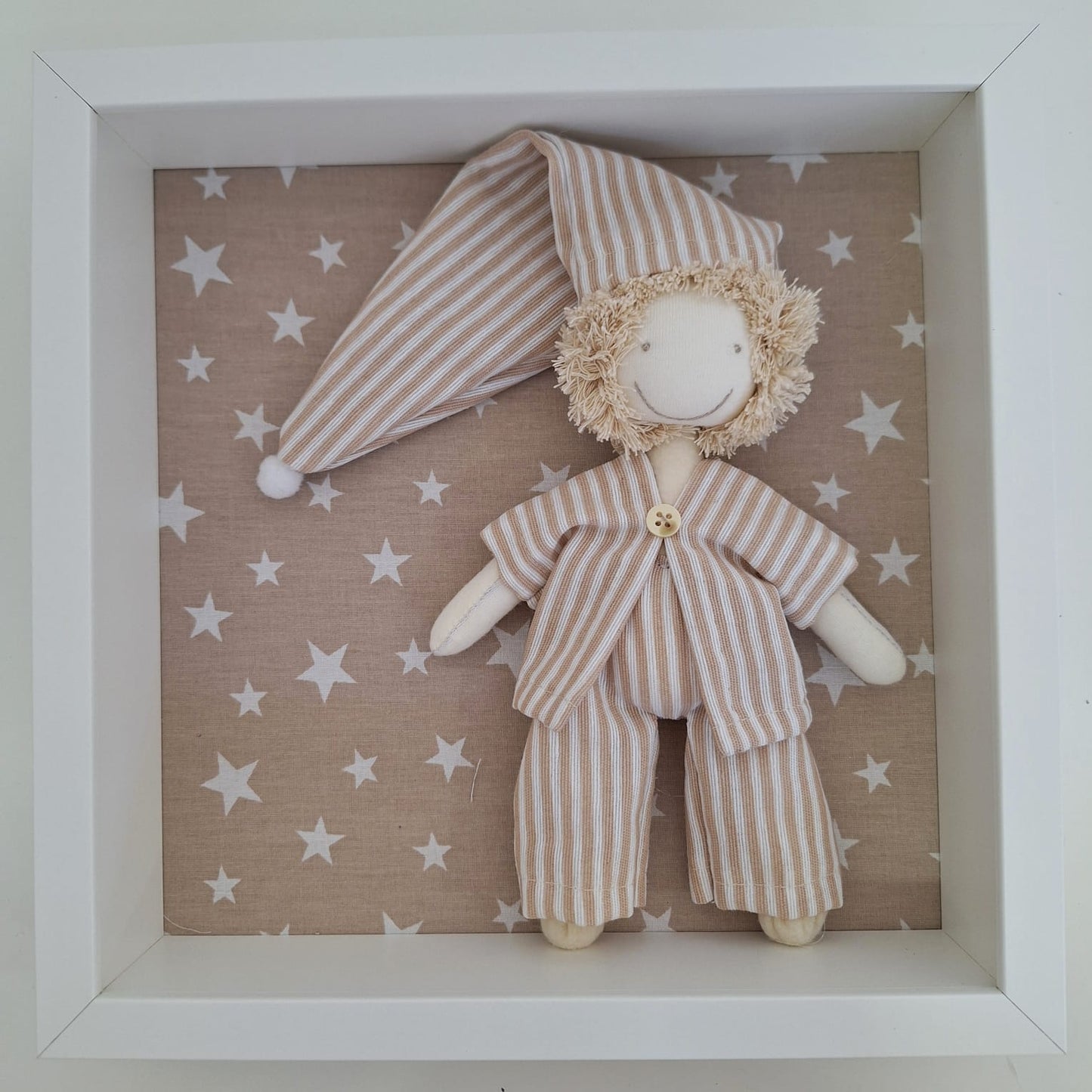 Cuadrito muñeco con pijama - estrellita beige