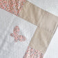 Cubrecama Mariposas - beige y rosa