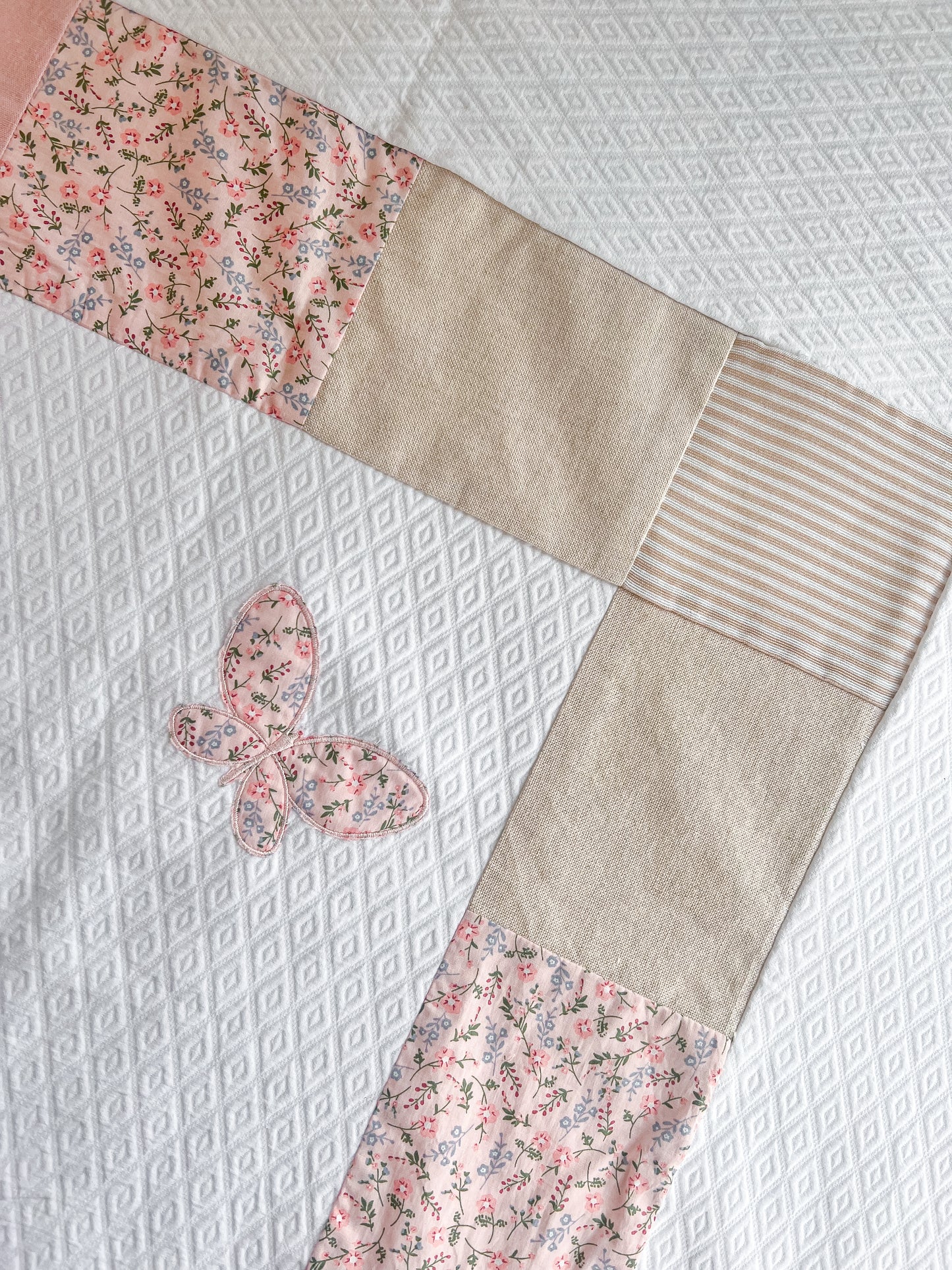 Cubrecama Mariposas - beige y rosa