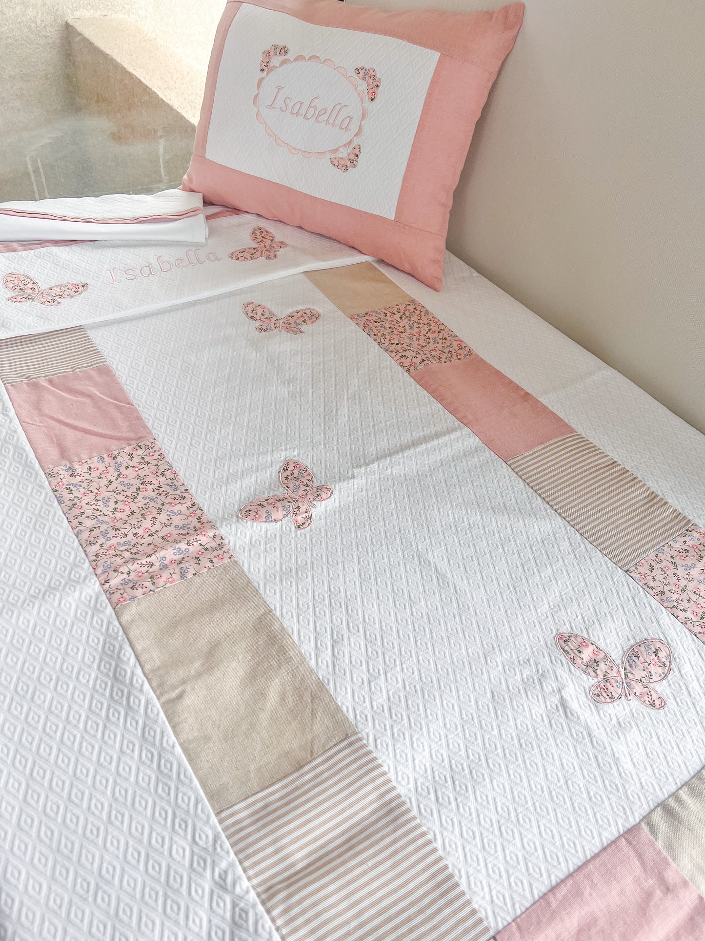 Cubrecama Mariposas - beige y rosa