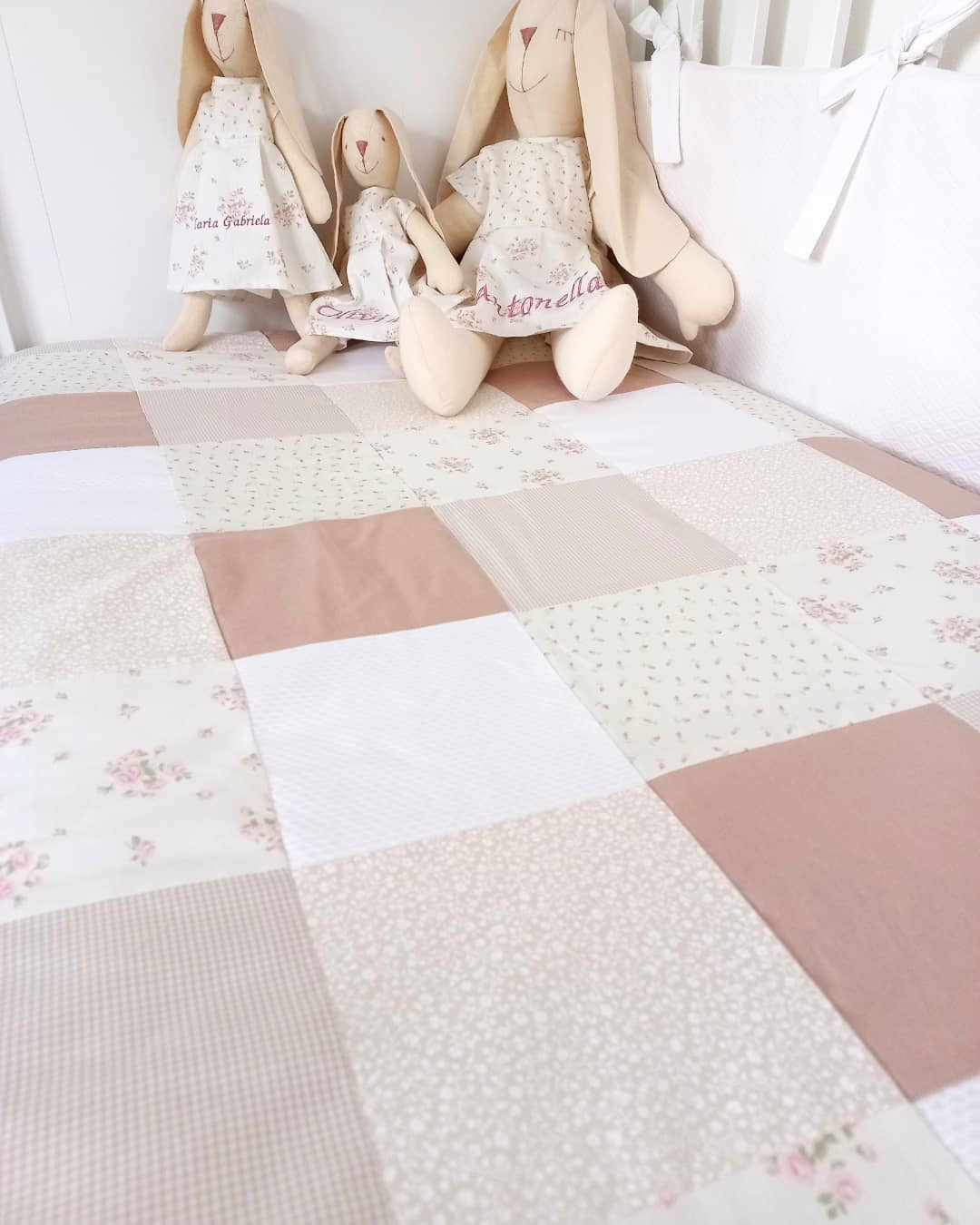 Cubrecama Patchwork - palo rosa, beige y blanco