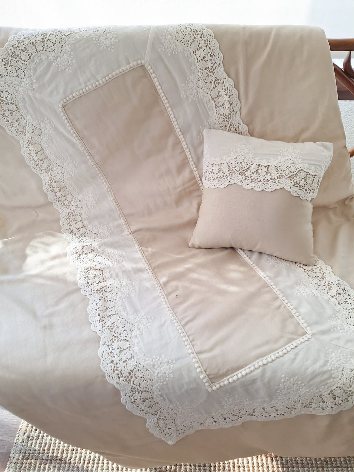 Cojín cudrado y broderie