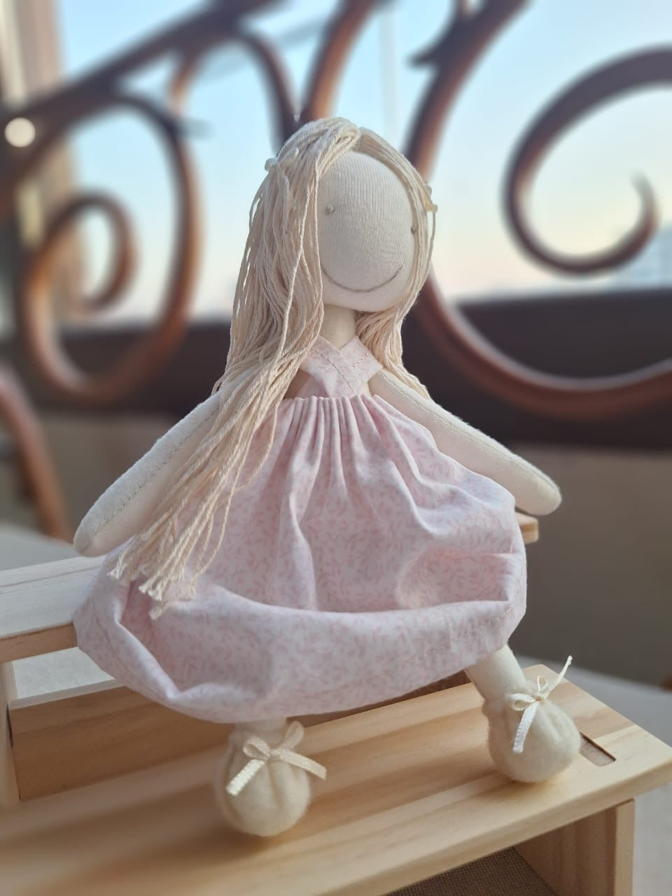 Muñeca en banco de madera