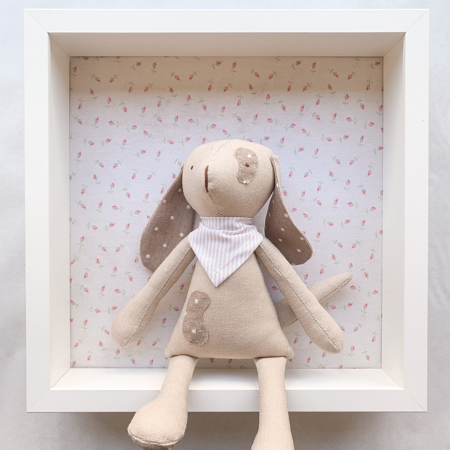 Cuadrito perrito - beige y botoncitos rosa