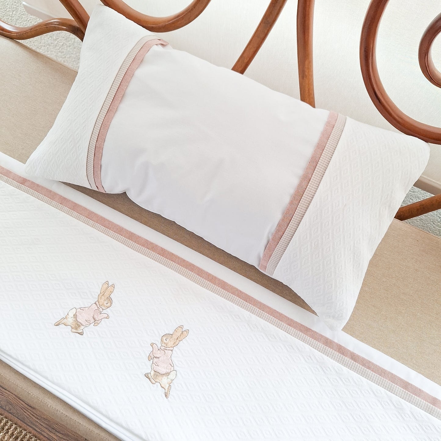 Sábanas Peter Rabbit - rosa y rayita beige