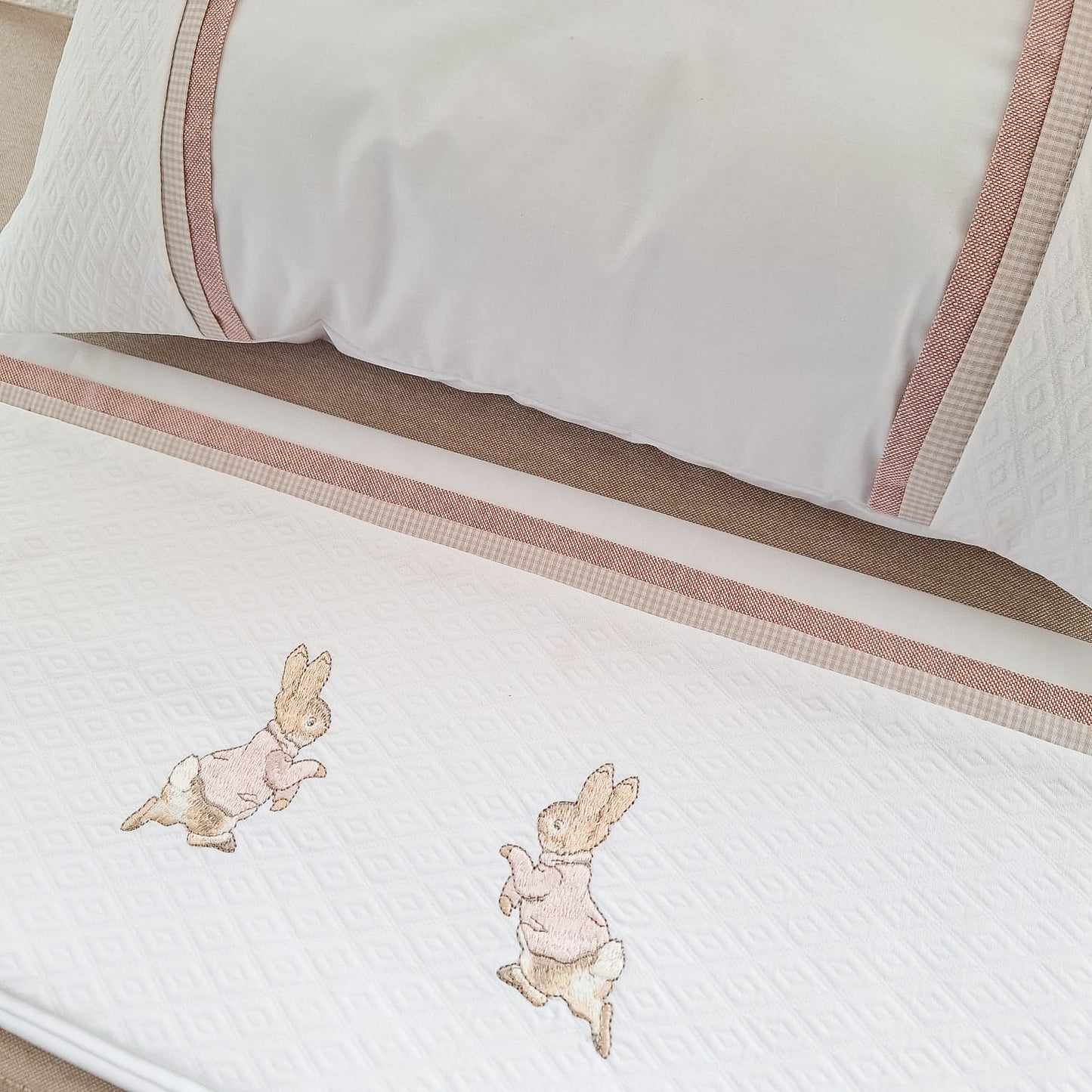 Sábanas Peter Rabbit - rosa y rayita beige
