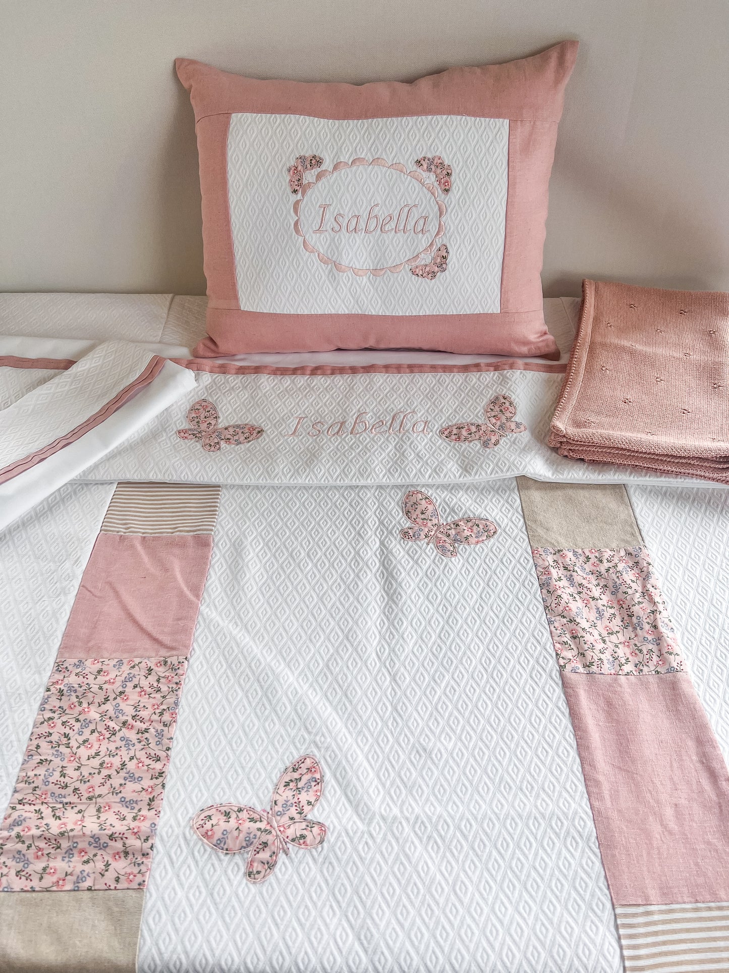 Cubrecama Mariposas - beige y rosa