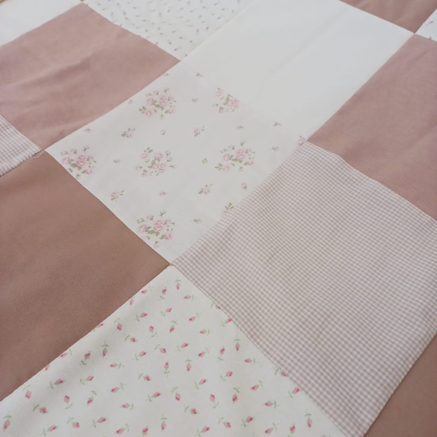 Cubrecama Patchwork - palo rosa y beige