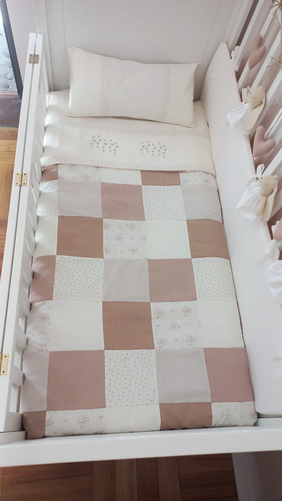 Cubrecama Patchwork - palo rosa y beige