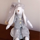 Muñeco para amarrar - Conejito con pijama gris