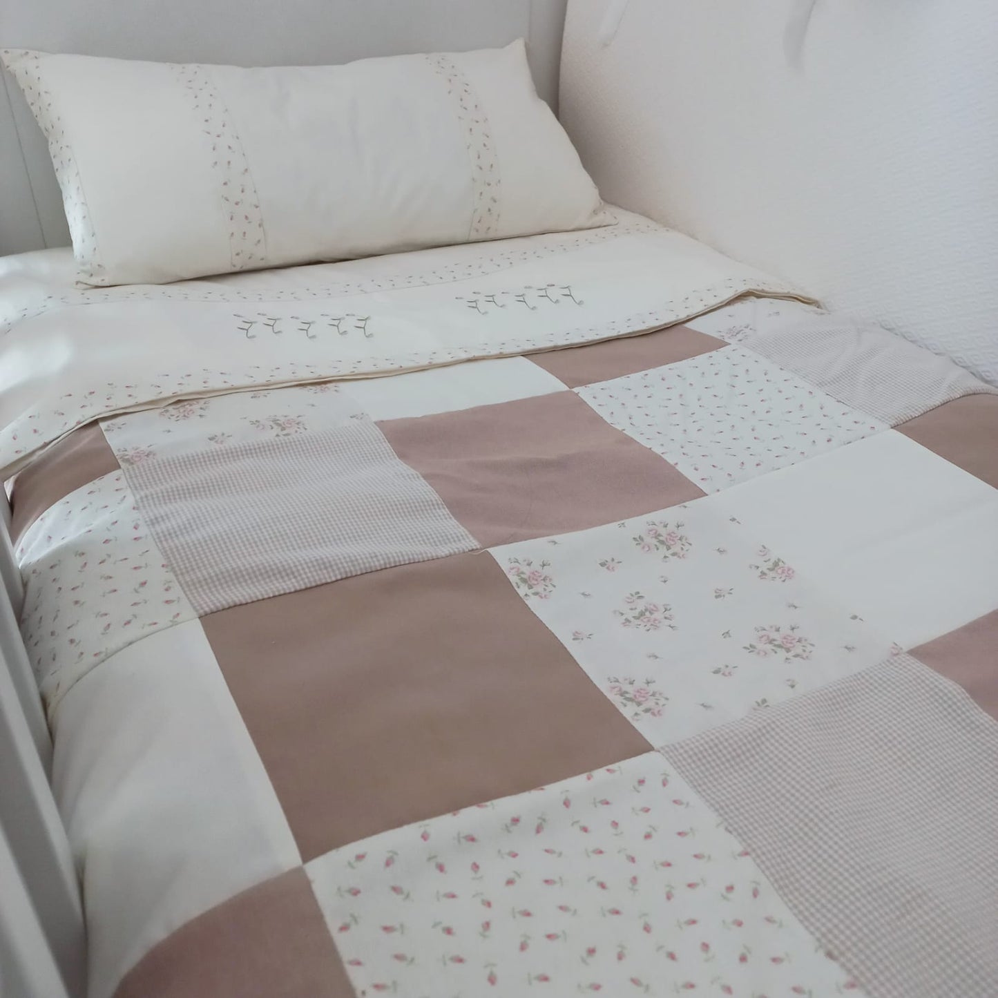 Cubrecama Patchwork - palo rosa y beige