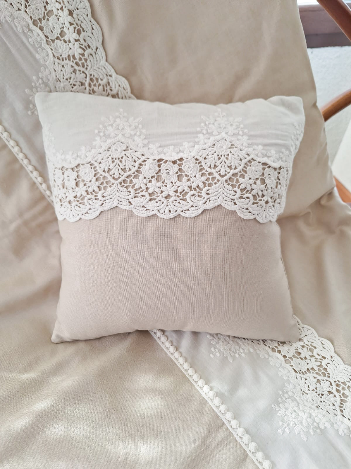 Cojín cudrado y broderie