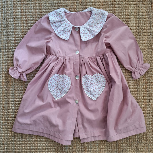 Delantal bolsillos corazón y cuello payaso - Rosa y florcita fucsia