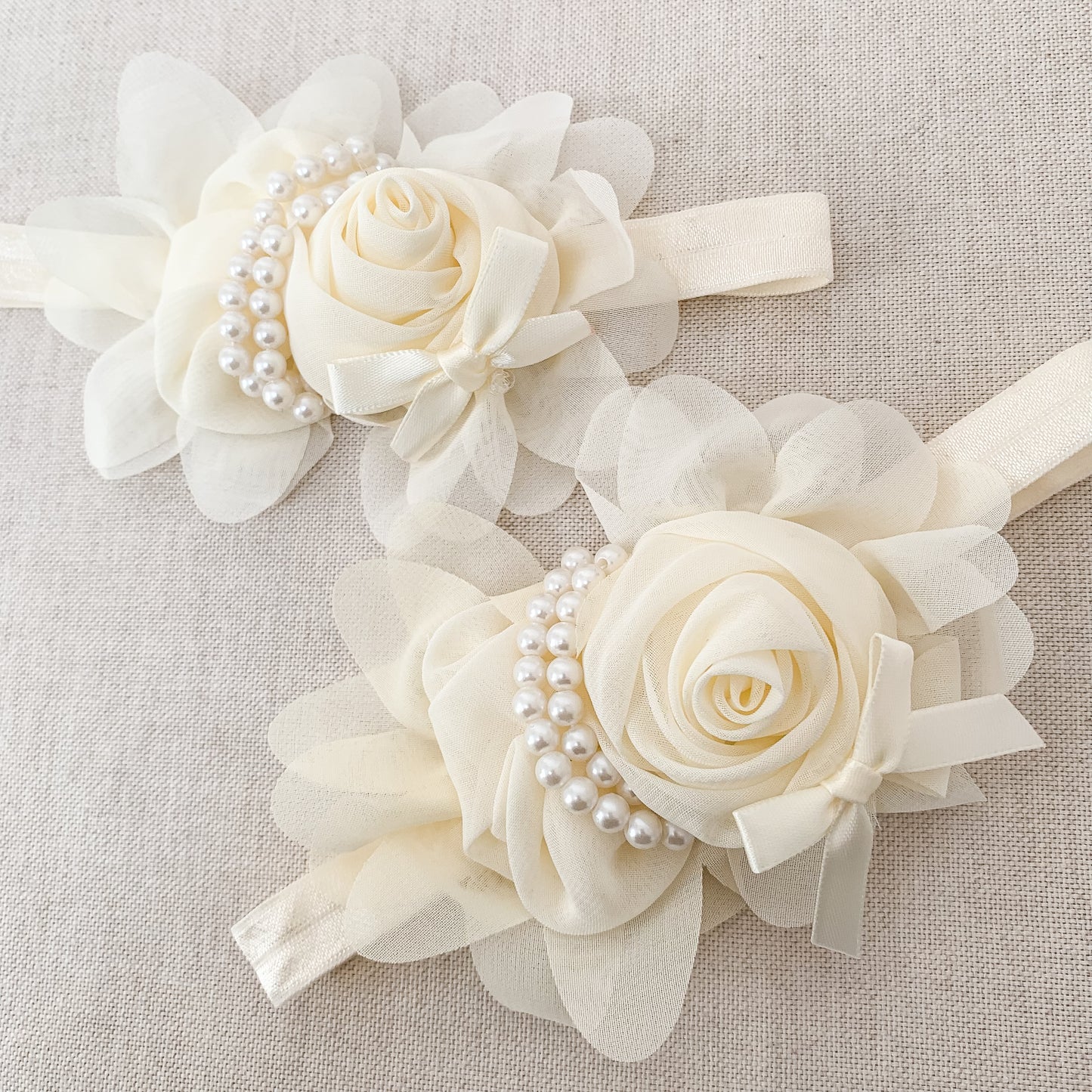 Diadema flores y cuentas - crema