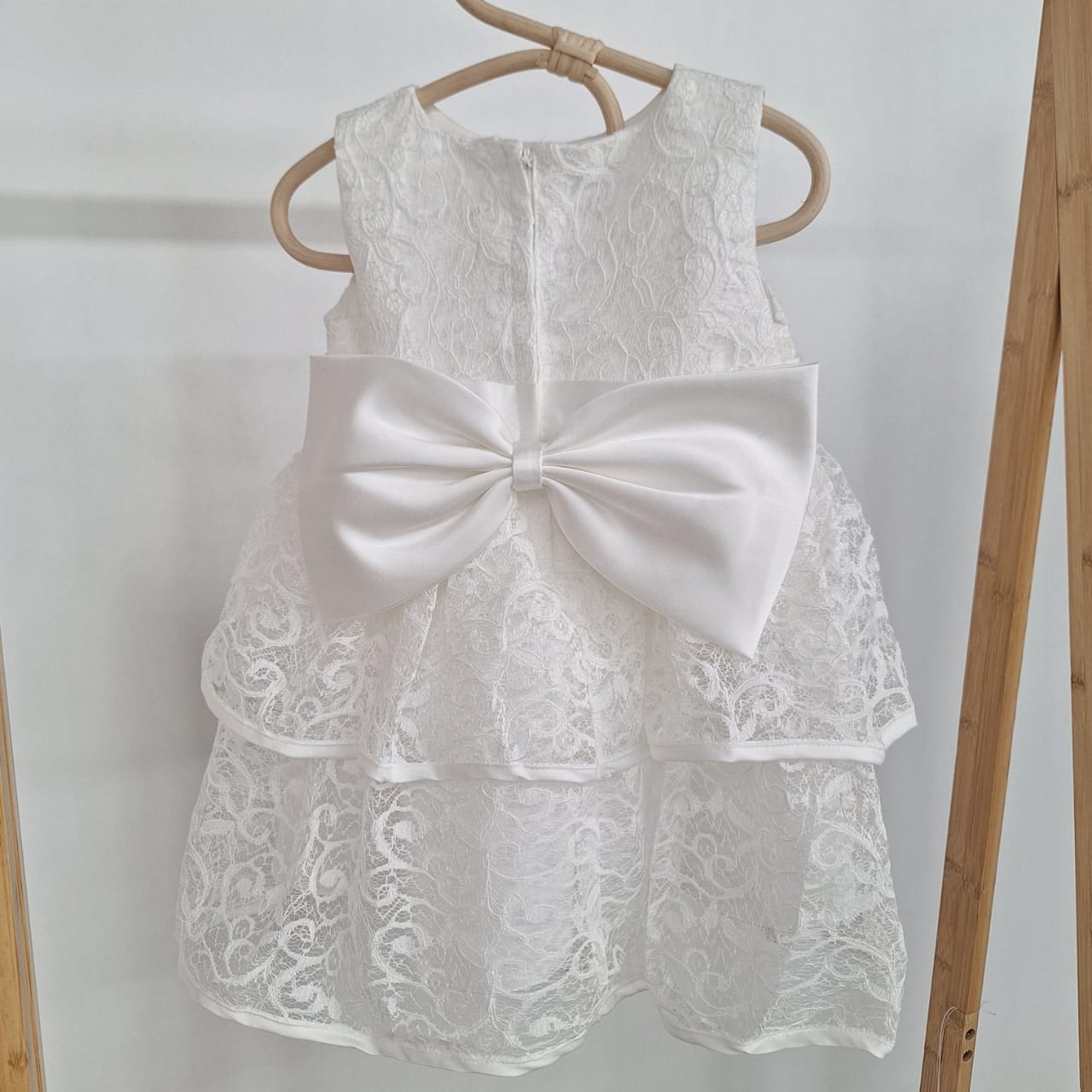 Vestido blanco broderie con lazo en espalda