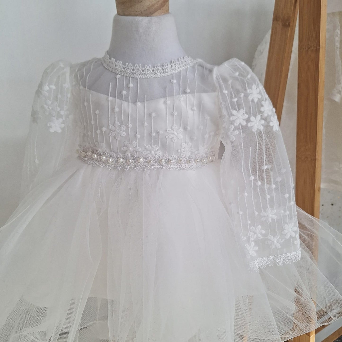 Vestido blanco mangas con detalle perlitas