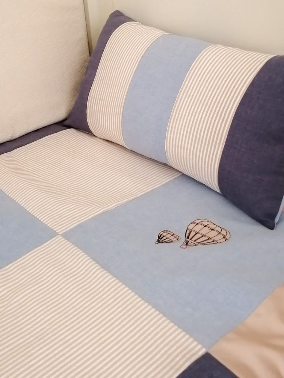 Cubrecama cuna bordado - globos azules y beige