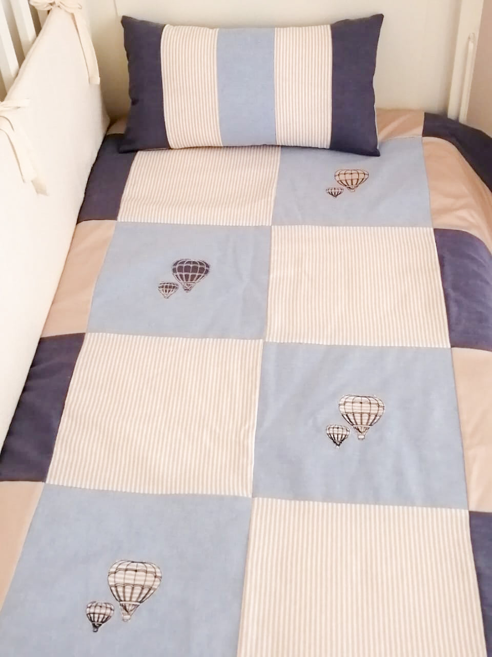 Cubrecama cuna bordado - globos azules y beige