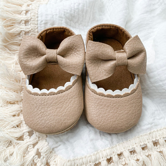 Zapatos taupe con lazo