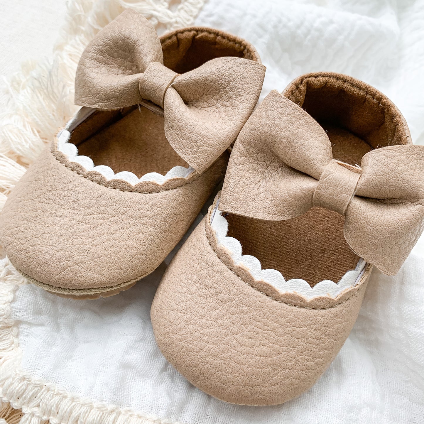 Zapatos taupe con lazo